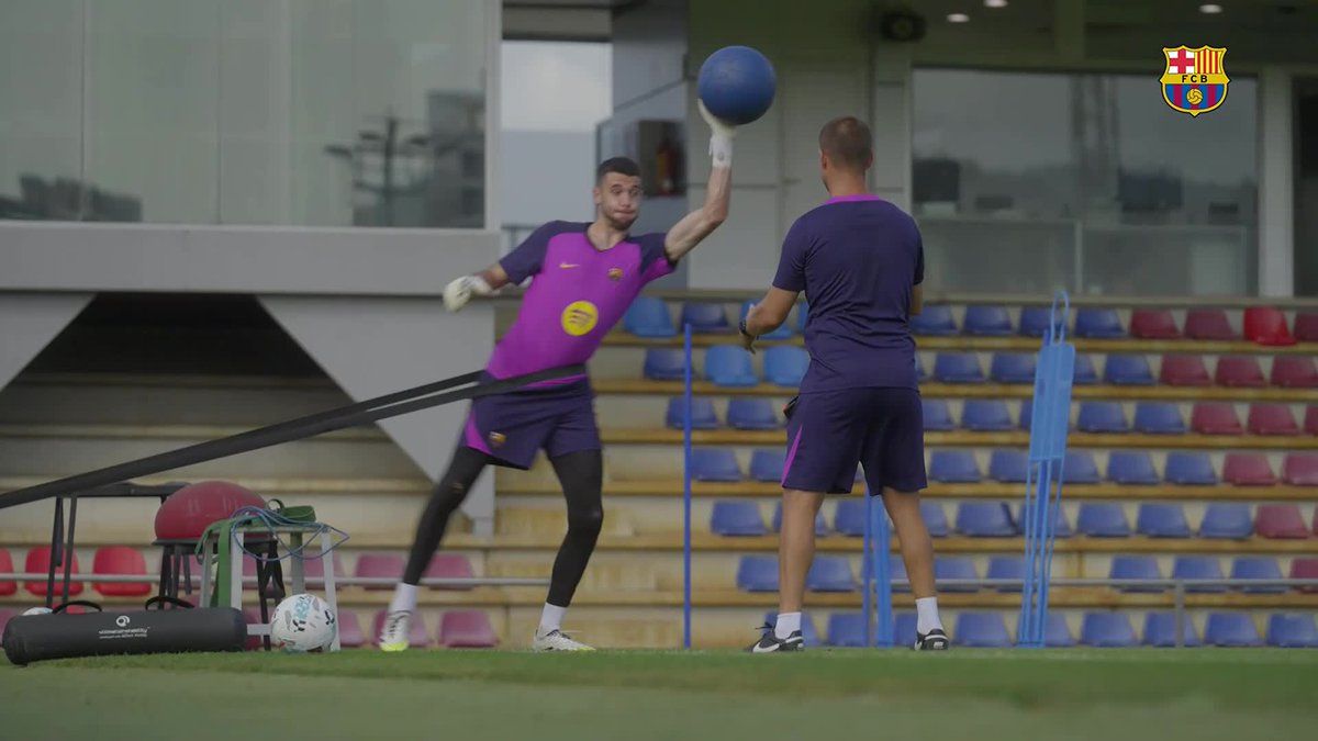 Deco a pris son temps pour convaincre ce futur meilleur goal du monde de quitter l’Espanyol pour le Barça pour 25M€ En parallèle il a travaillé discrètement le dossier Rashford. Quand ils l’ont enclenché, ça a pris qlq heures. Opération chirurgicale.