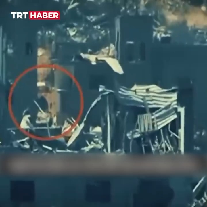 Kassam Tugayları'nın soykırımcı İsrail askerlerinin aracını hedef aldığı anlar.