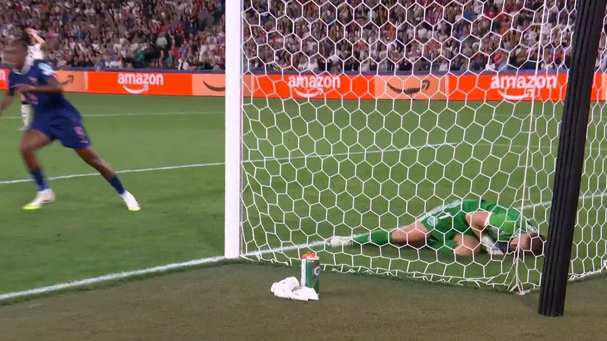 A simply incredible save from Ann-Katrin Berger to keep France out in extra-time! 📺 Live on RTÉ2/RTÉ Player.
