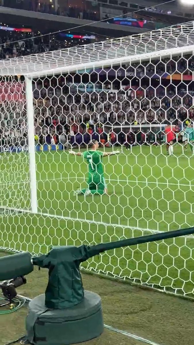 WHAT A MOMENT THIS WAS FOR GERMANY! 🇩🇪 Ann-Katrin Berger will remember this save forever 🧤👏