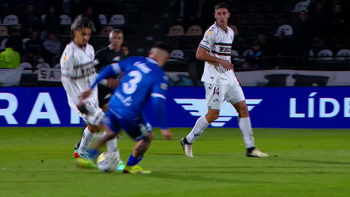 HUBO TIEMPO PARA LOS LUJOS: Platense regaló estos chiches en el 0-0 de Platense ante Vélez.