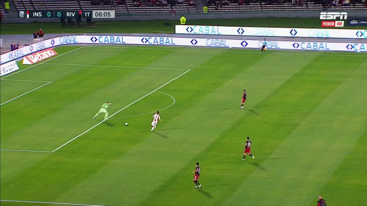 Es una vergüenza que el 5 de River sea un tipo de 40 años, es una vergüenza esto. No marca, no corre y encima ahora no le dan las piernas para dar pases, no aporta nada. Porque juega de titular? Por lo que hizo en 2018?