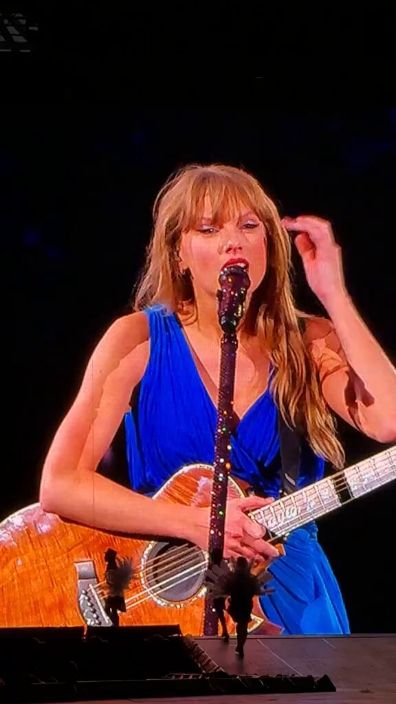The way she says getting to play at Wembley stadium is not remotely normal like how big she is to be able to fill that stadium up multiple nights yet she’s the most humble and down to earth person ever. This woman is incredible