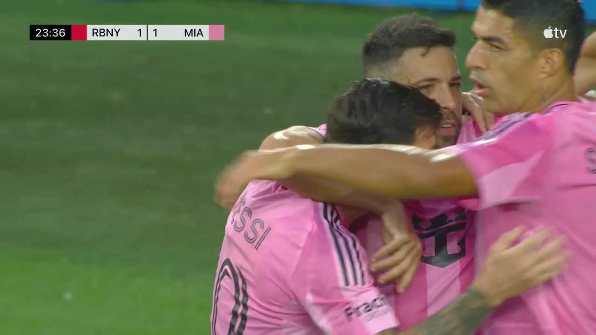SOLO EL GOAT, SOLO ÉL PUEDE VER ESE PASE. Asistencia TOP de Leo Messi para Jordi Alba, quien no falló y marcó el 1-1 parcial del Inter Miami ante New York Red Bulls. 📹 Major League Soccer on Apple