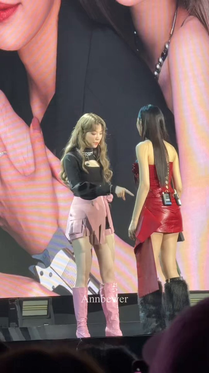 น้องออม : (พี่หลิงรู้ปะ ตอนเด็กอะ) อั๊ตชอบเอาปืนเนิร์ฟ ไล่ยิงออม พี่หลิง : (ถือปืนวิ่งไล่ยิงน้องออม) น้องออม : อร้ายยย ออกไป เนี่ยยยยน ติดลบ -100000000000 โทษฐานวิ่งไล่ยิงลูกนี่ค่ะ LINGORM ONLY U 1STMEET #OnlyYouTheSeriesFanMeet #หลิงออม #LingOrm