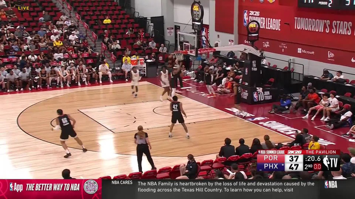 CJ Huntley caps off a 22-0 run by Phoenix 🤯