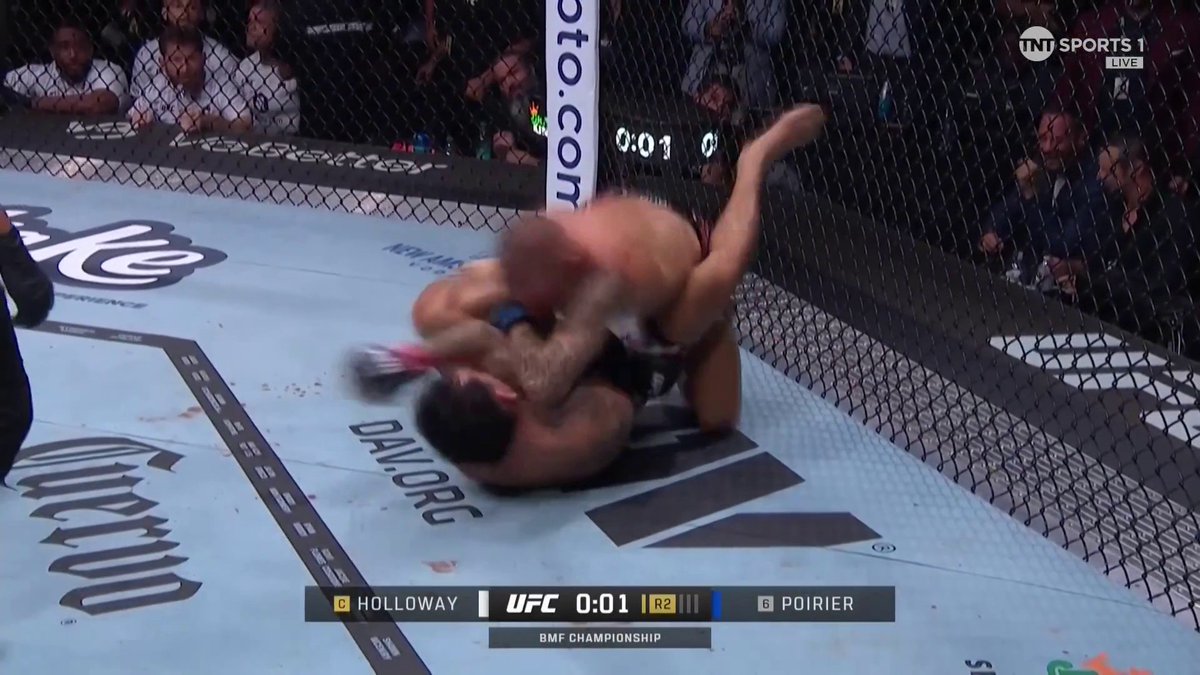 DUSTIN DROPS MAX AND JUMPS THE GILLY!!!! 😮‍💨🔥 #UFC318 | LIVE on TNT Sports &amp; discovery+
