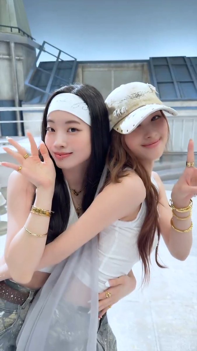 Beep beep beep 🚨 #SANA #DAHYUN 4️⃣ Listen [THIS IS FOR] 4️⃣ #TWICE #트와이스 #THISISFOR #사나 #다현