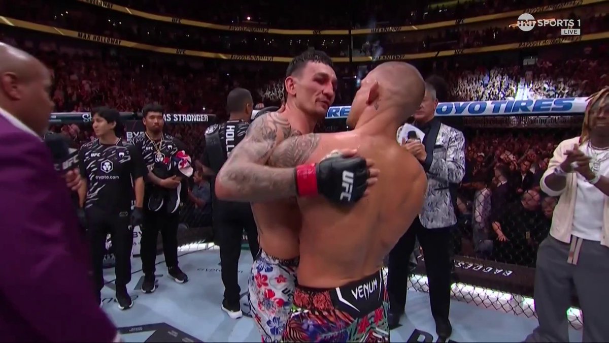 Max talked his talk and gave up the moment for Dustin 🫡 #UFC318 | LIVE on TNT Sports &amp; discovery+
