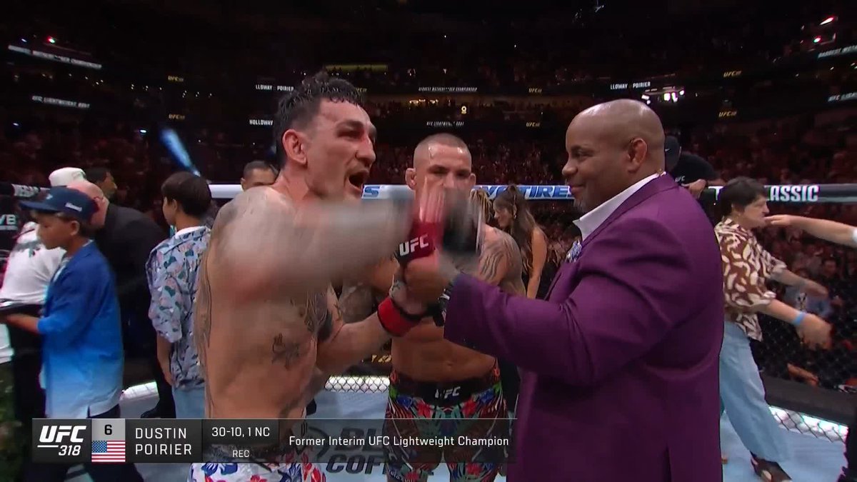 Max Holloway hypes up the crowd for Dustin Poirier’s retirement 😭🔥 #UFC318