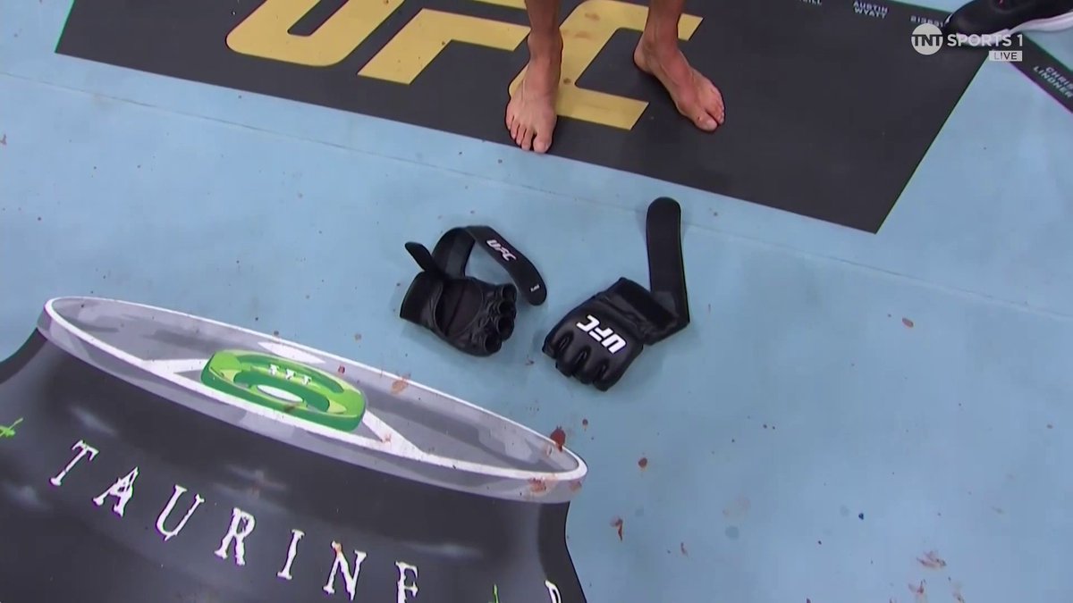 "I'm thankful I got to walk this walk." THANK YOU DUSTIN 💎 #UFC318 | LIVE on TNT Sports & discovery+