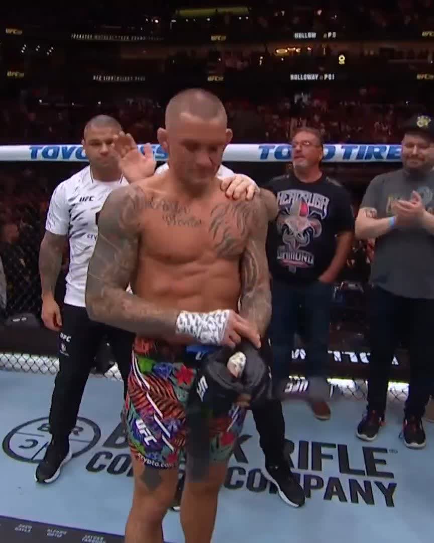 ポイエーがグローブをケージに置いて、現役を引退しました💎💐 #UFC318
