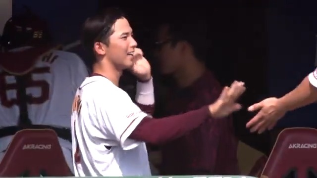 楽天の超絶ダブルプレー🙌 センターへ抜かせない #宗山塁🙅‍♂️ 素早い反転からストライク送球の #黒川史陽👆 いっぱいに体を伸ばす #ボイト👀 すべてにおいて無駄のない完璧なプレー 視聴はこちら[初月無料] ▶️: #RakutenEagles #パリーグ #ベースボールLIVE