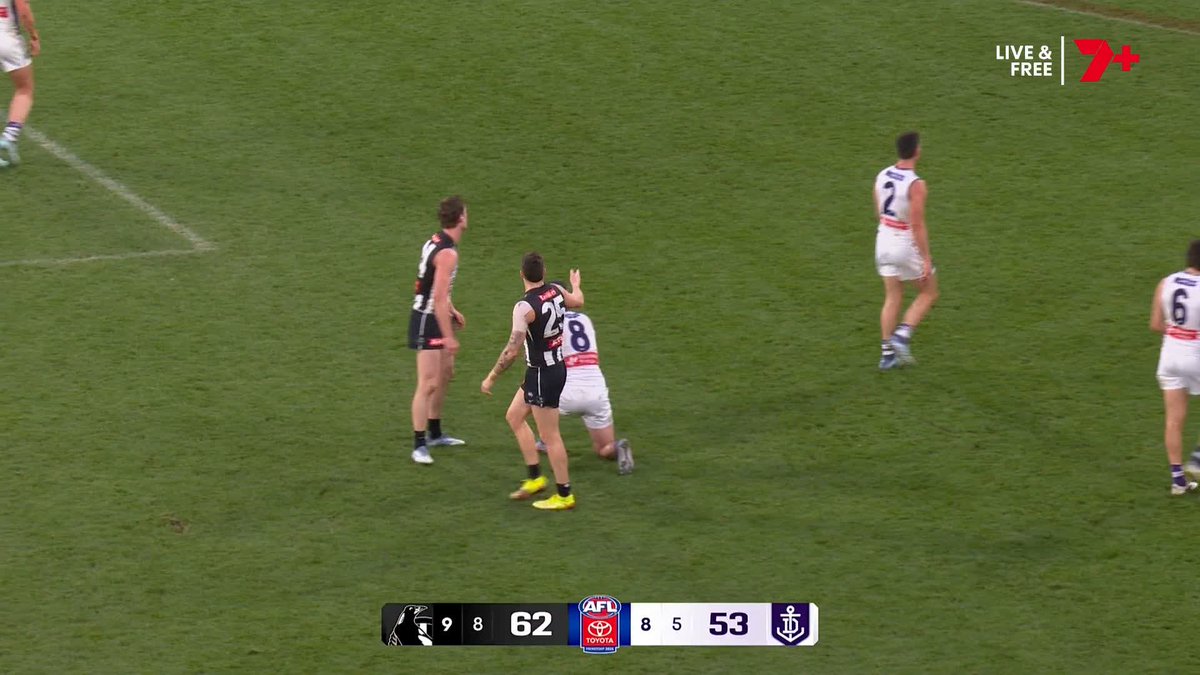 Collingwood fans weren't happy as advantage wasn't paid right before three-quarter time, despite Brody Mihocek marking the ball in front of goal. #AFLPiesFreo