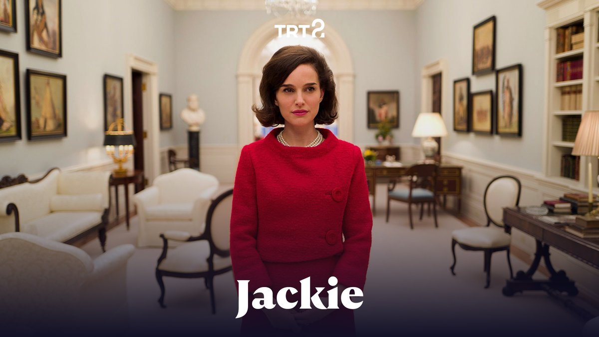 1963’teki Kennedy suikastinin ardından Jackie Kennedy, bu kaybın sonuçlarıyla başa çıkmak zorundadır. “Jackie”, bu akşam 21.30’da TV’de ilk kez TRT 2’de. #TRT2Filmleri