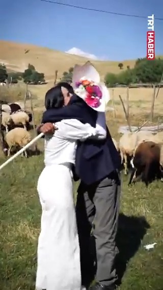 YKS sonrası babasının çiçekle karşıladığı Çimen Gülen, üniversite sınavından 431 puan aldı. Genç kız, haberi babasına çiçek götürerek verdi.