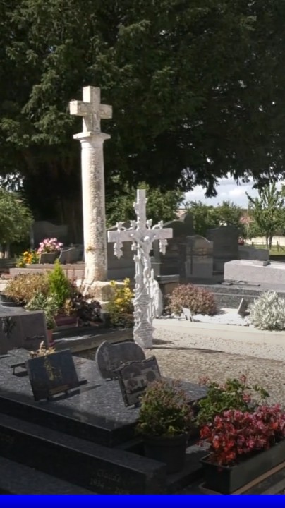 "On passe en voiture et il dégaine son épée": un mystérieux chevalier en armure rôde dans un village normand