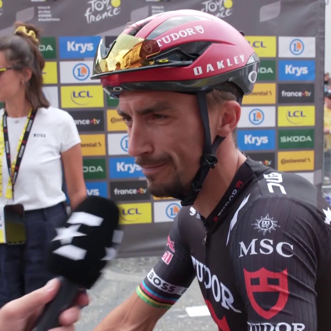 🗣️ Julian Alaphilippe 🇫🇷 : "Tout est bien qui finit bien, je me suis excusé (...) elle a pris une photo avec Wout" Le Français revient sur l'épisode de la "pancarte" lors de la 14e étape hier #LesRP #TDF2025