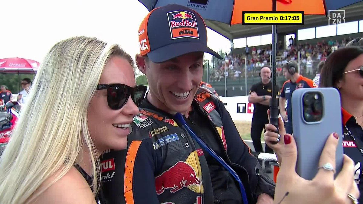 ¡QUÉ MOMENTO MÁS BONITO! 🥹 Pol Espargaró y la llamada con sus hijas antes de correr en Brno 😍 #CzechGP 🇨🇿 #MotoGP 🏁