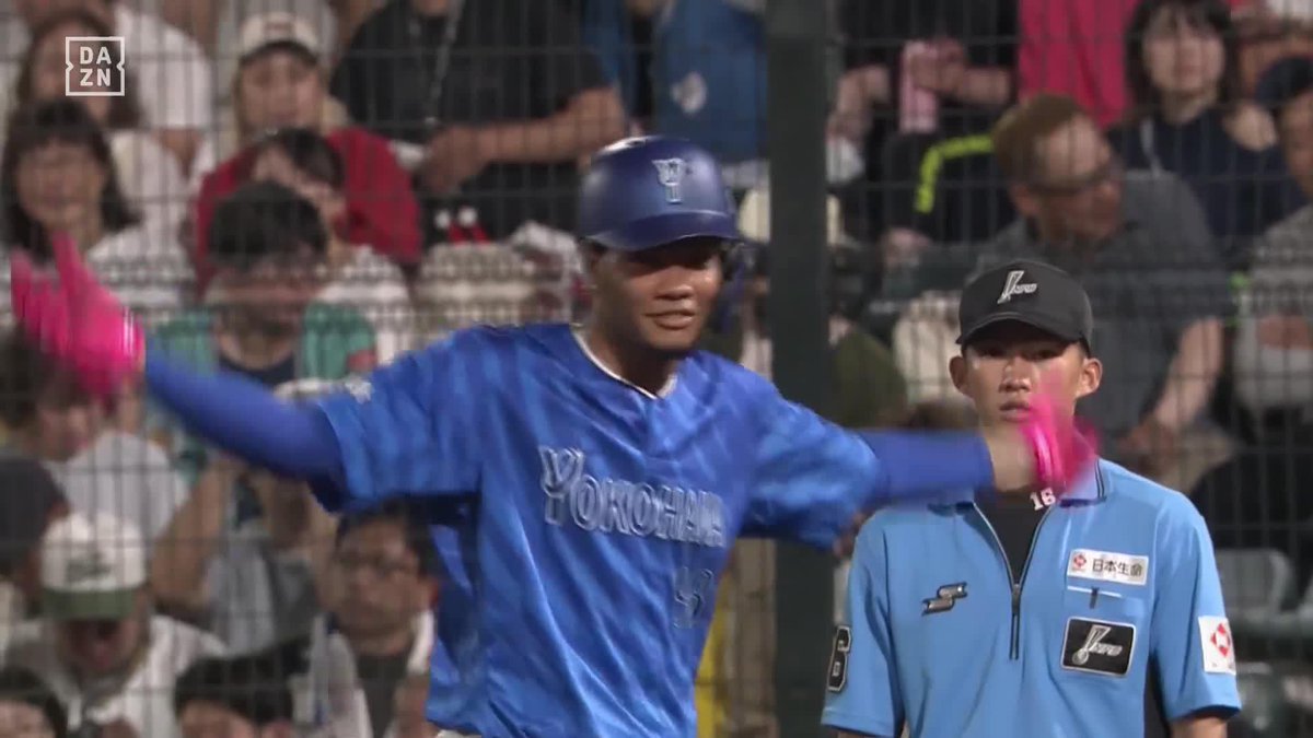 ベース上で笑顔 オールスターならでは！？ マルセリーノが四球で出塁 無料視聴はこちら👇 ⚾️レクザム フレッシュオールスターゲーム2025 🆚ウエスタン×イースタン 🆓DAZN 無料ライブ配信中 #オレをみろ #無料だぞーん #baystars