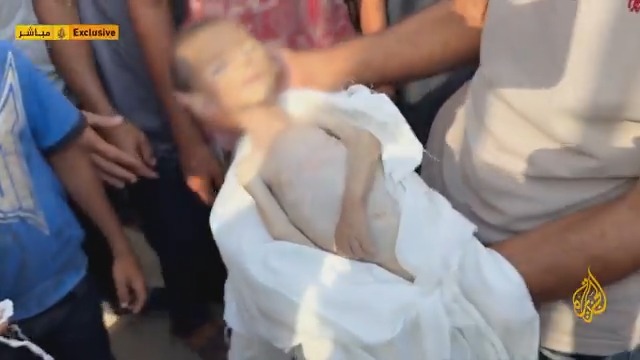 توفي بسبب المجاعة المتفاقمة.. لقطات من تشييع الطفل يحيى النجار البالغ من العمر 4 أشهر في قطاع #غزة #حرب_غزة #الأخبار