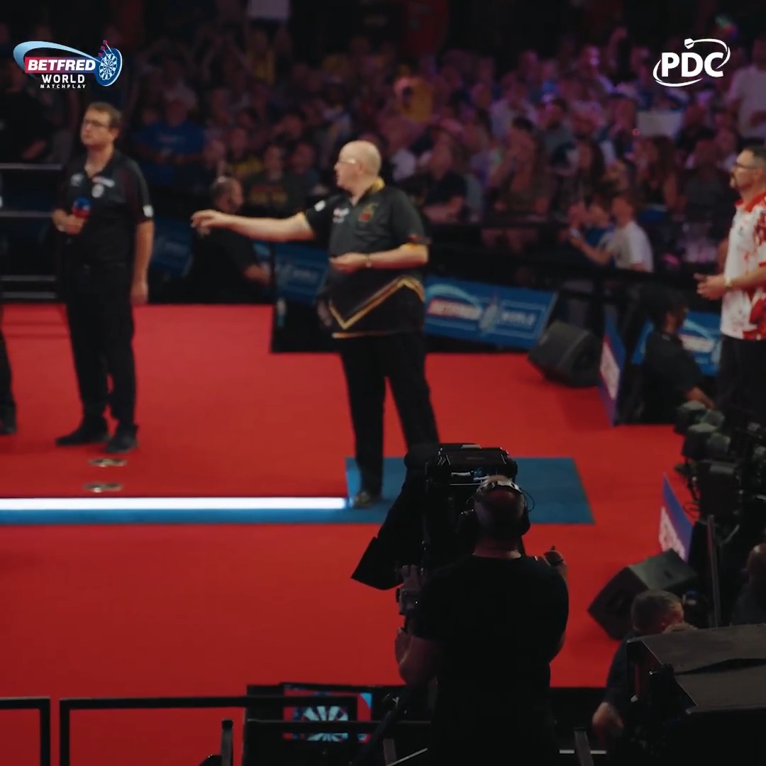 GOLDFINGER NEARLY HITS THE PERFECT LEG! 😳 #MatchplayDarts