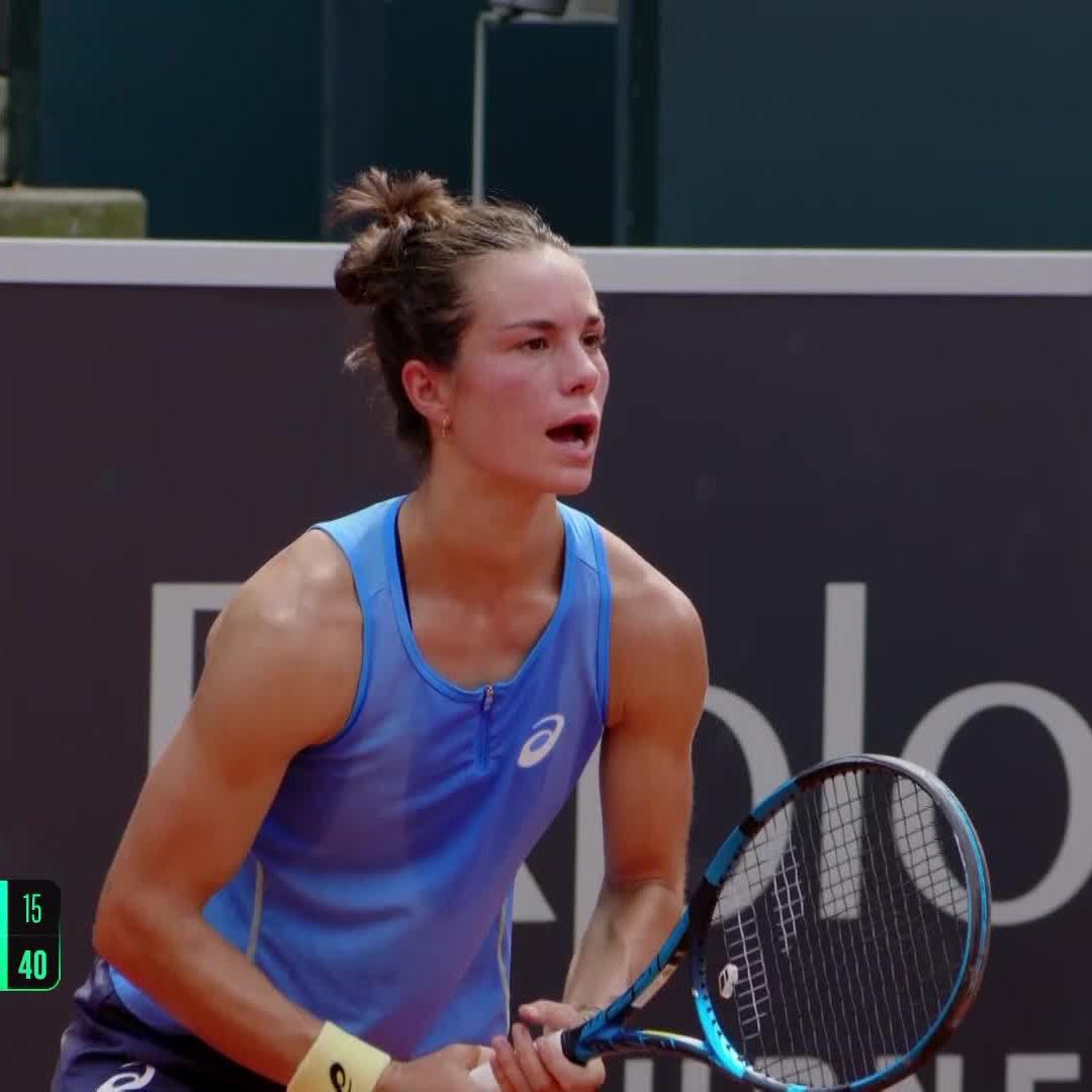 Out in front ➡️ Lois Boisson takes the opening set against Bondar 7-5 in the Hamburg Final. #MSCHamburgLadiesOpen