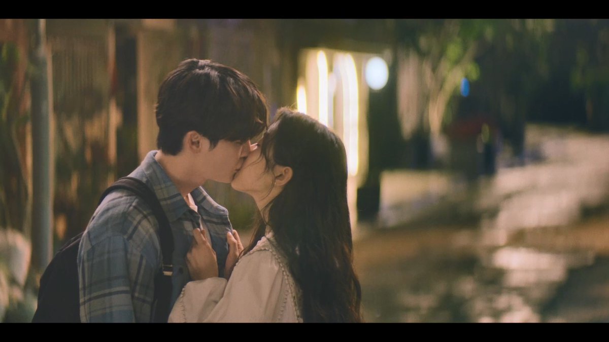 이종석X문가영 홍콩 키스신 좋은 점♥ 1. 꽉 쥔 주형의 손 2. 주형을 당긴 희지 3. 희지 어깨를 감싸는 주형 4. 끝날 줄 모르는 키스.. #서초동
