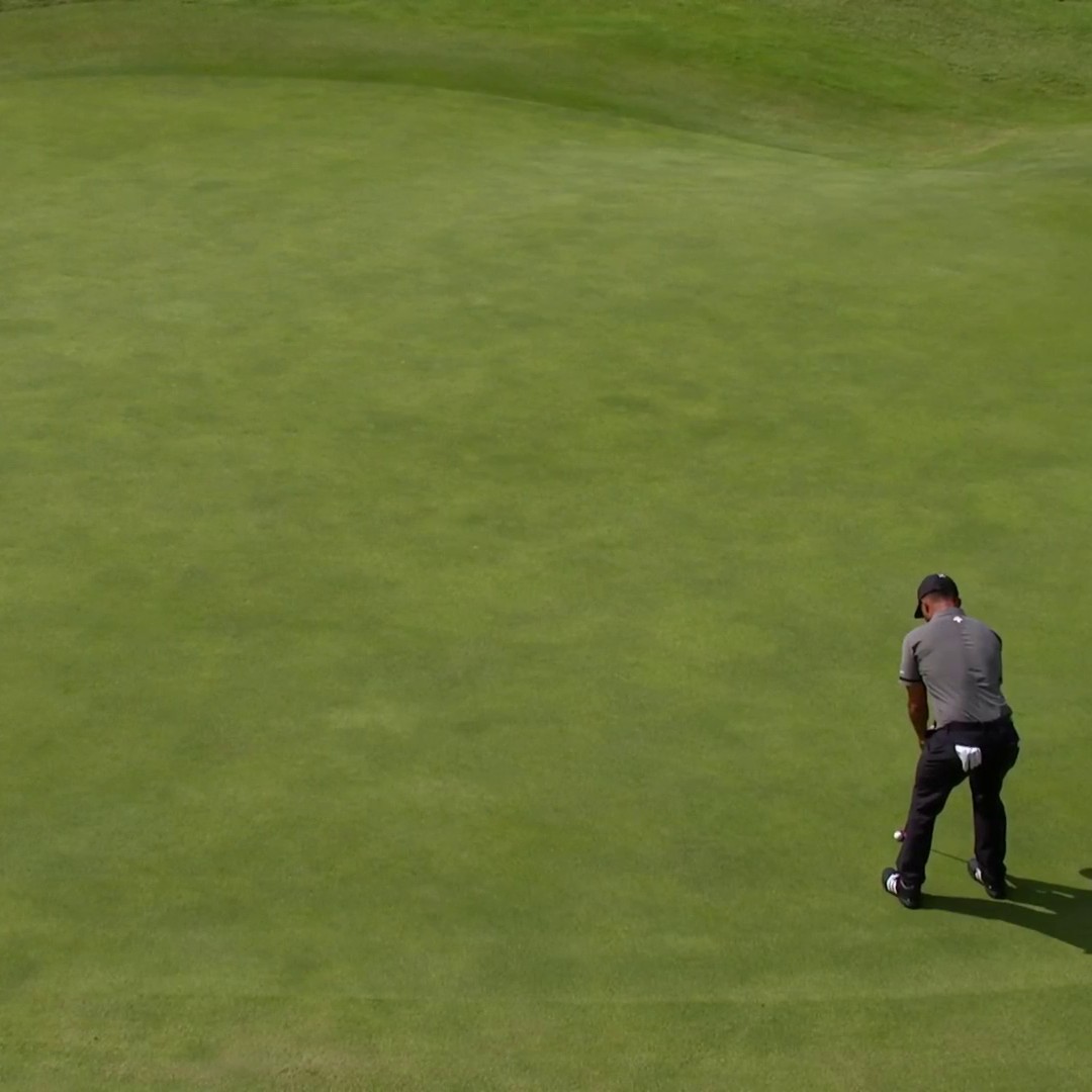 Xander Schauffele reads the break to perfection from 40 feet. 🤌 📺 NBC &amp; Peacock | The Open