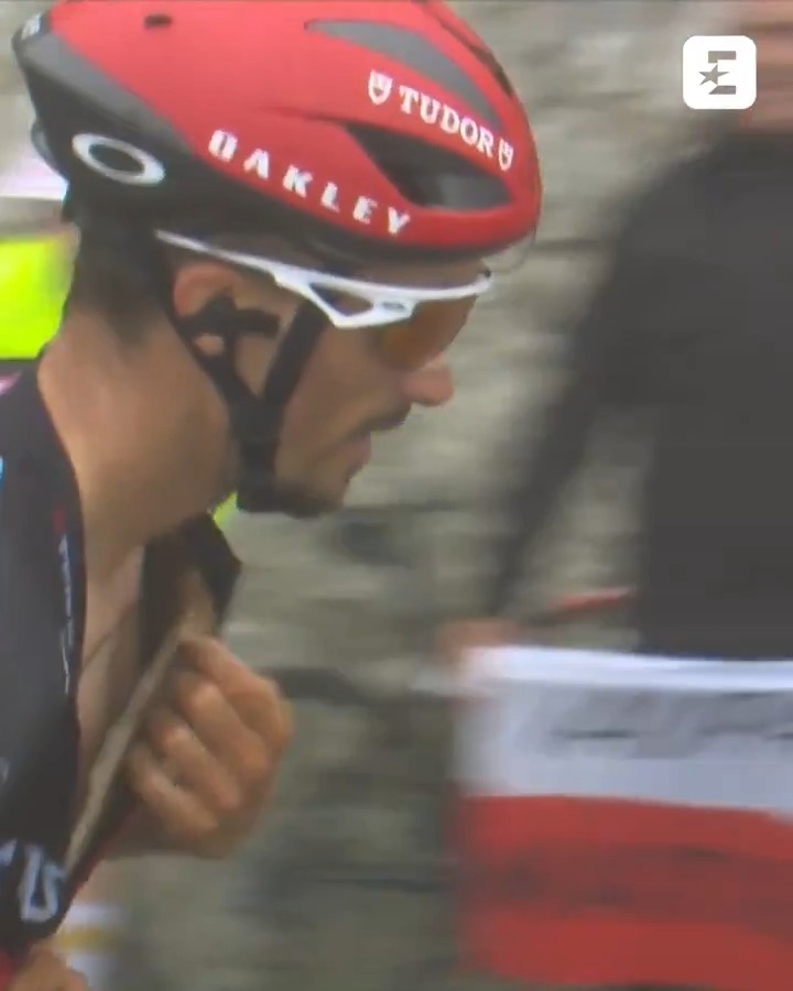 Potrzeba matką wynalazków 😂 Król Termoizolacji Julian Alaphilippe podczas wczorajszego, morderczego podjazdu pokazał tę teorię w praktyce 📦🦺 #HomeOfCycling #TDF2025