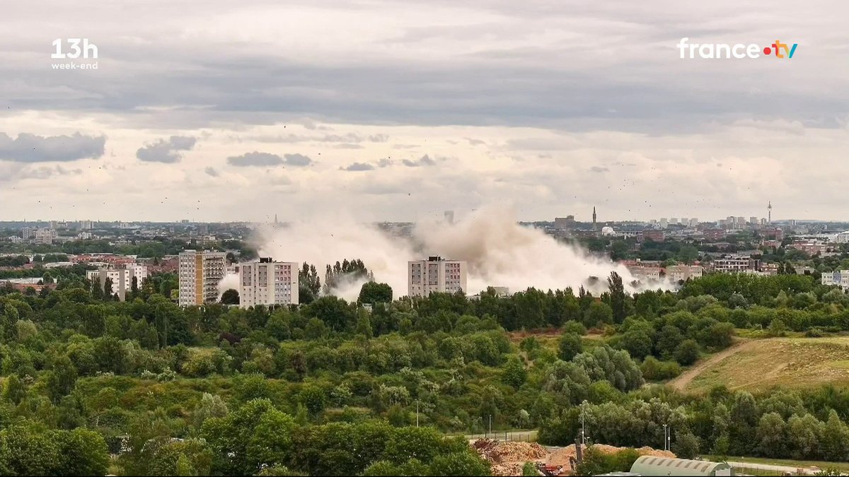 Avec 28 étages et 95 mètres, la tour Kennedy était la plus haute tour d’habitation au nord de Paris. Située dans la commune de Loos, près de Lille (Nord), elle a été démolie dimanche 20 juillet. #JT13H