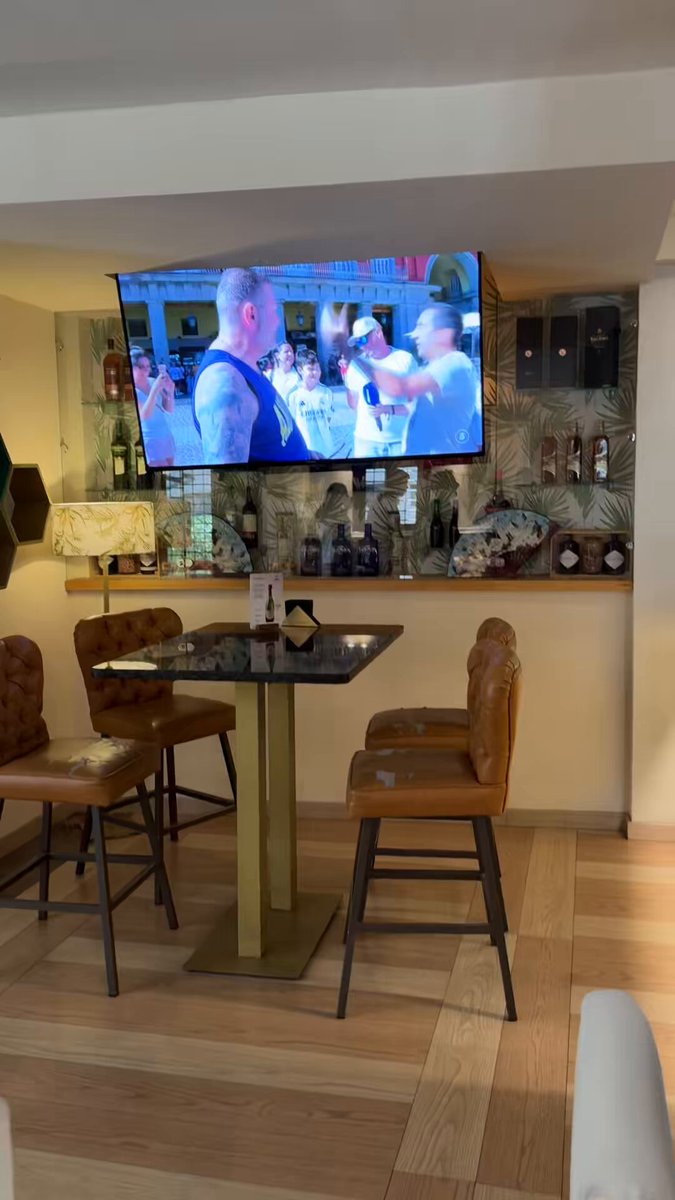At the bar here and this came on ❤️🇪🇸