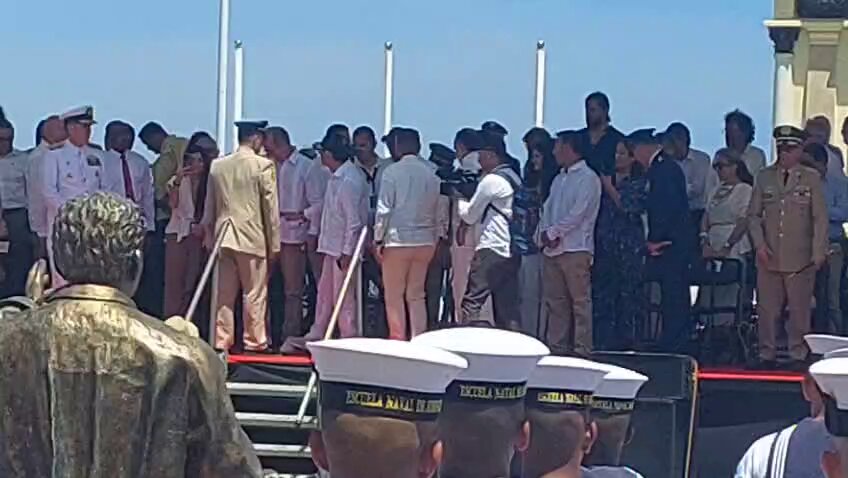 #NoticiaW | El presidente Gustavo Petro (Gustavo Petro) hace presencia en el Camellón de la Bahía de Santa Marta para dar inicio a la ceremonia militar por la Independencia de Colombia →