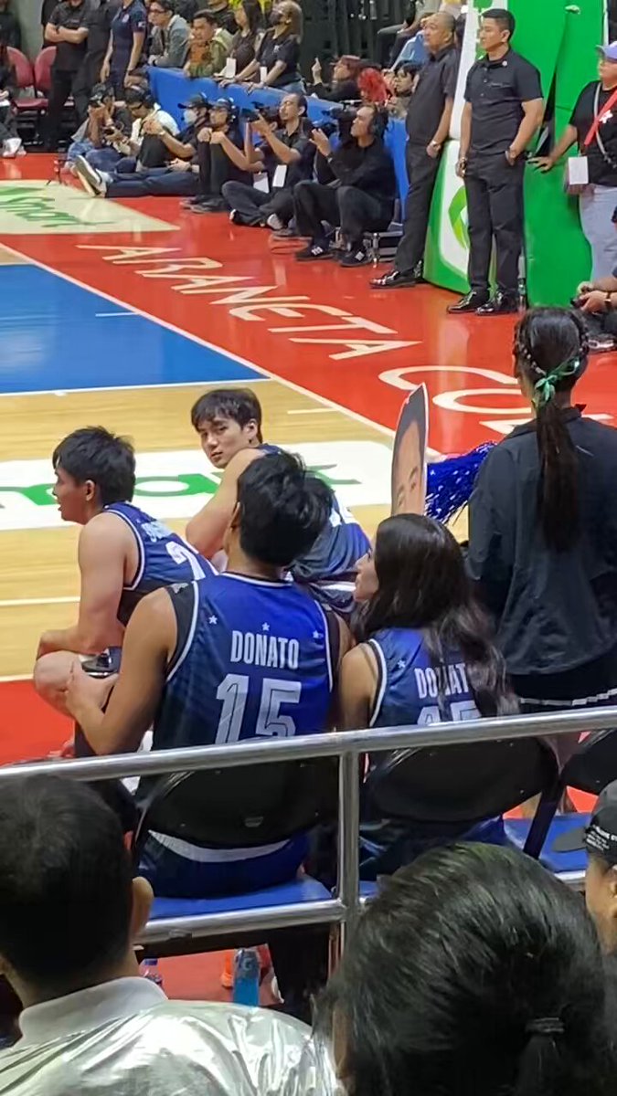The way he just naturally gravitates towards her.. amacana donato nadidikitan ng pawis bebe mo hahaha DONNY TAKES OVER #CourtSideWithDonBelle #BELLEyondTheGame