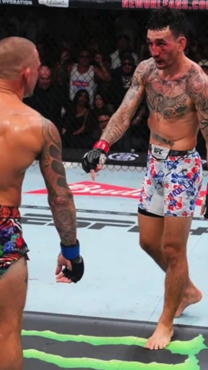 Dustin Poirier, Max Holloway and Dana White discuss 10-second point down at #UFC318 😅 Poirier: "He hit me with a few shots, and I said we're going to wrestle a little bit." Holloway: "I'm glad he let me do the point down." White: "Max is the only guy that wants to do that."