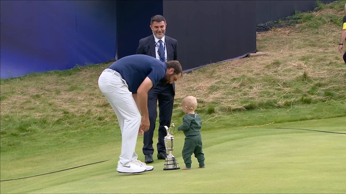 Now it's Bennett Scheffler's turn to get his hands on the Claret Jug ❤️🏆