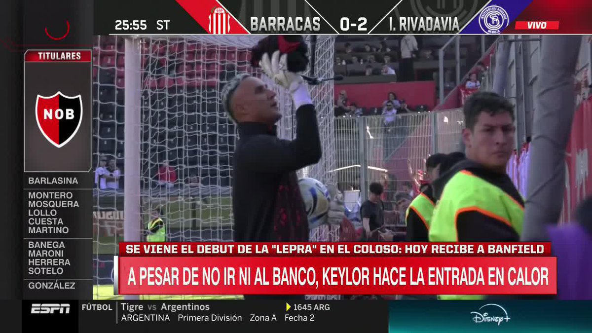 GRAN GESTO DE KEYLOR NAVAS: pese a no ir ni al banco de suplentes, el arquero de Newell´s salió a hacer la entrada en calor y le regaló indumentaria a un hincha. 📺 #SportsCenter | #DisneyPlus