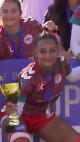 Genç Milli Ragbi Takımımız, Avrupa şampiyonu! 🏆 🏉 Türkiye 18 Yaş Altı Kadın Ragbi Milli Takımı, Avrupa Trophy Şampiyonası final maçında Romanya'yı 15-0 yenerek namağlup zafere ulaştı. Tebrikler takım! 🇹🇷👏