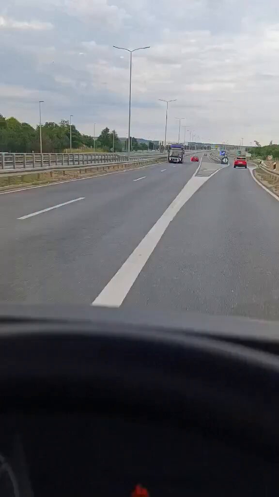 Danas je vozač iz Kenije na linijii 511 vozio autobus privatnog prevoznika C&LC group u suprotnom smeru. Vozači iz Kenije i Šri Lanke ne znaju srpski jezik pa ne razumeju uputstva za izmene linija koja dobijaju na tabletu iz operativnog centra Sekretarijata za javni prevoz. Pored toga ovi vozači dolaze iz zemalja koje voze levom stranom ulice što dovodi do situacija da oni u stresnim situaciama "zaboravljaju" da voze desnom stranom i vraćaju se na levu stranu što je pravilo u Srbiji. Uprava grada Beograda mora hitno da reguliše rad vozača iz inostrastva koji voze autobuse javnog prevoza inače je samo pitanje dana kada će oni izazvati saobraćajnu nesreća sa izgubljenim životima!