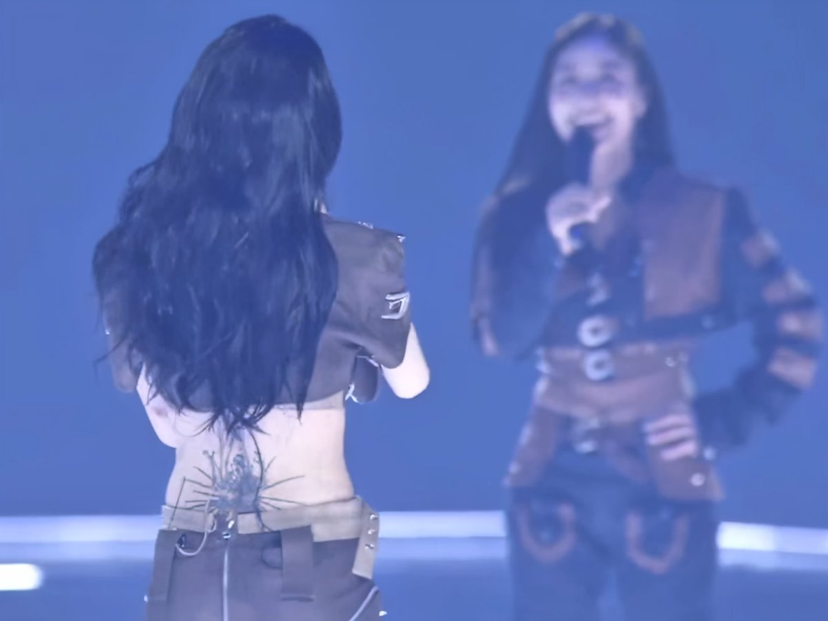 OMG!!! Every fangirl in the crowd just gasped in unison😭