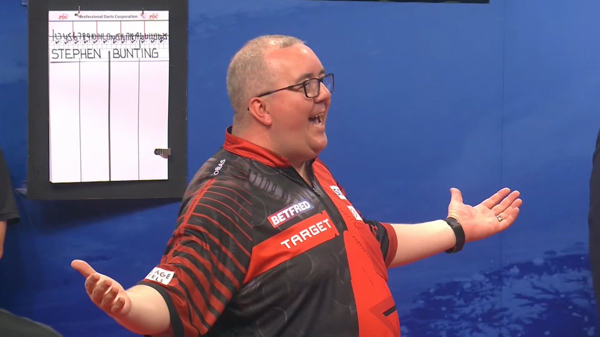 What an atmosphere! 😍 The Blackpool crowd are going Bunting Mental tonight! #MatchplayDarts | R1