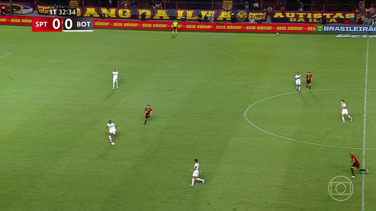Sistema de irrigação da Ilha do Retiro liga no meio do ataque do Botafogo. 🎥 TV Globo 📺 | ge