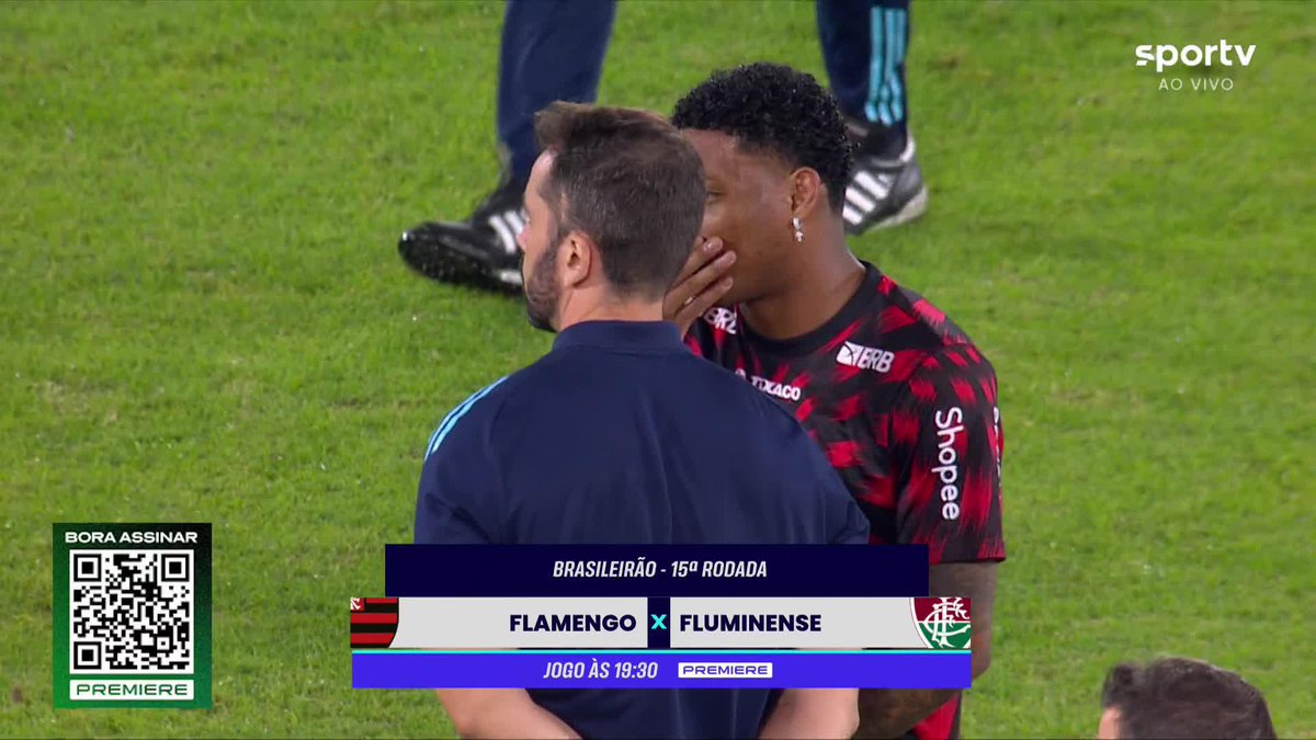 Plata, do Flamengo, sente no aquecimento e está fora do time titular rubro-negro para o Fla-Flu de logo mais. Wallace Yan é o substituto. 🎥 sportv | ge