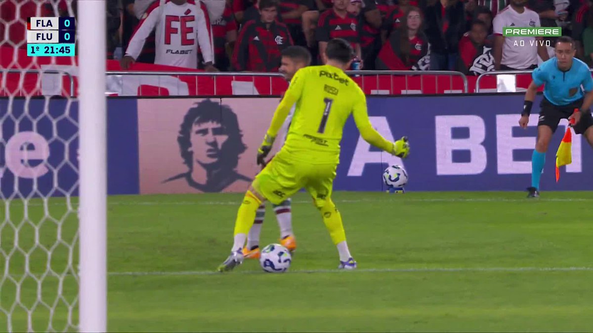 Así sale jugando Agustín Rossi en el clásico. 😅