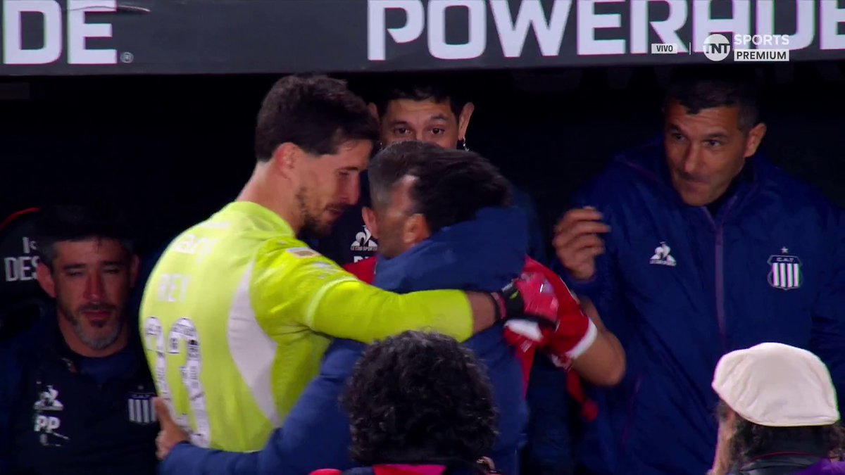 El saludo de los jugadores de Independiente con Carlos Tevez, DT de Talleres y exentrenador del Rojo.
