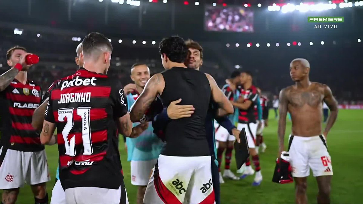 Pedro abraçando o Filipe Luís após o jogo.