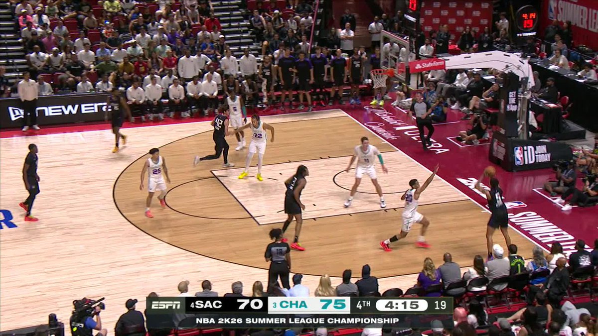 Nique Clifford fades and brings Sacramento back within three 🔥