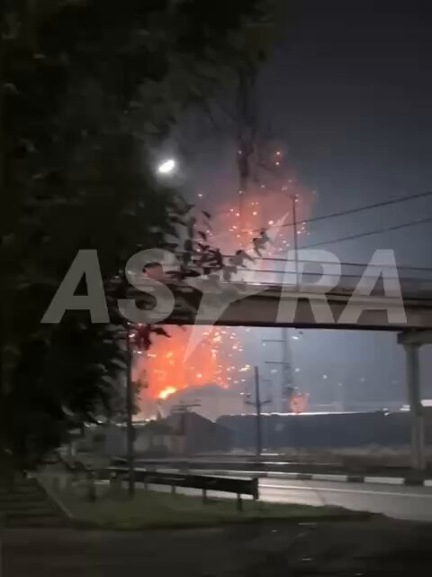 ❗️At night, strike drones attacked a railway junction in the urban-type settlement of 🇷🇺Kamenolomny, in the Rostov region. The strike halted the movement of trains, both passenger and military trains, that pass through this station in Ukraine.