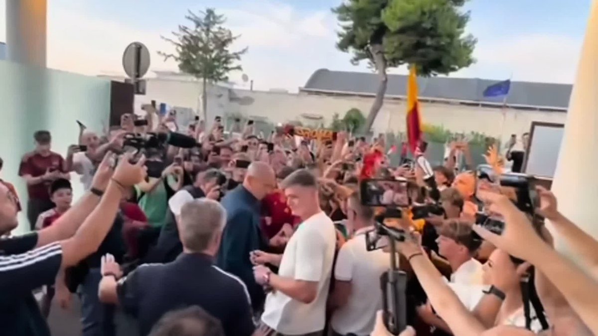 Evan Ferguson received quite a reception in the Italian capital as he looks to finalise his season-long loan move to Roma 🇮🇹 The agreement also contains an option to buy Ferguson set at just under £34.7m (€40m) 📝