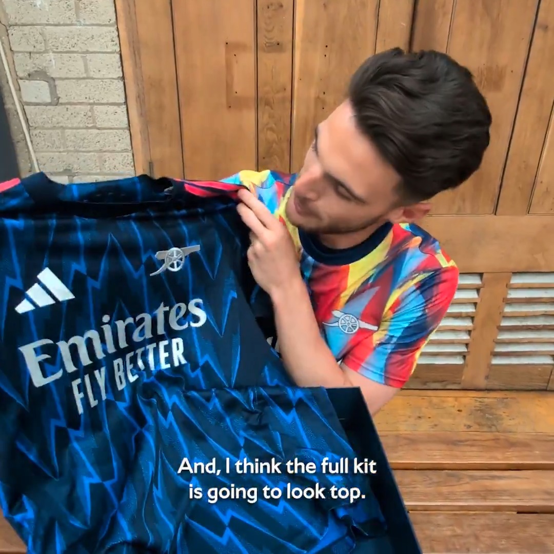An instant classic 😮💨 Our Gunners unbox the 25/26 away kit 🎁